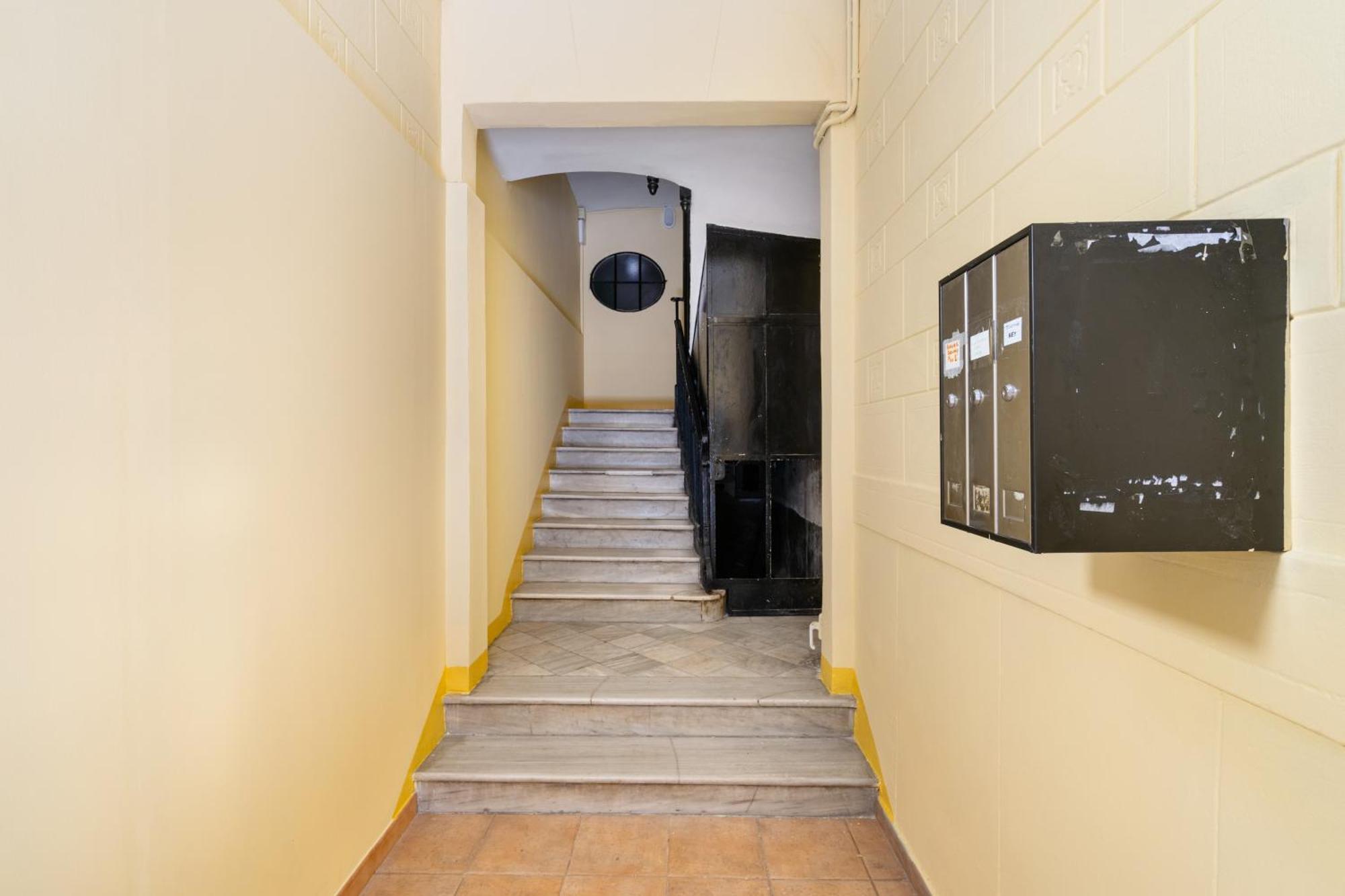 Grcia Charm Sunlit Terrace, Ac & Exposed Brick Apartment