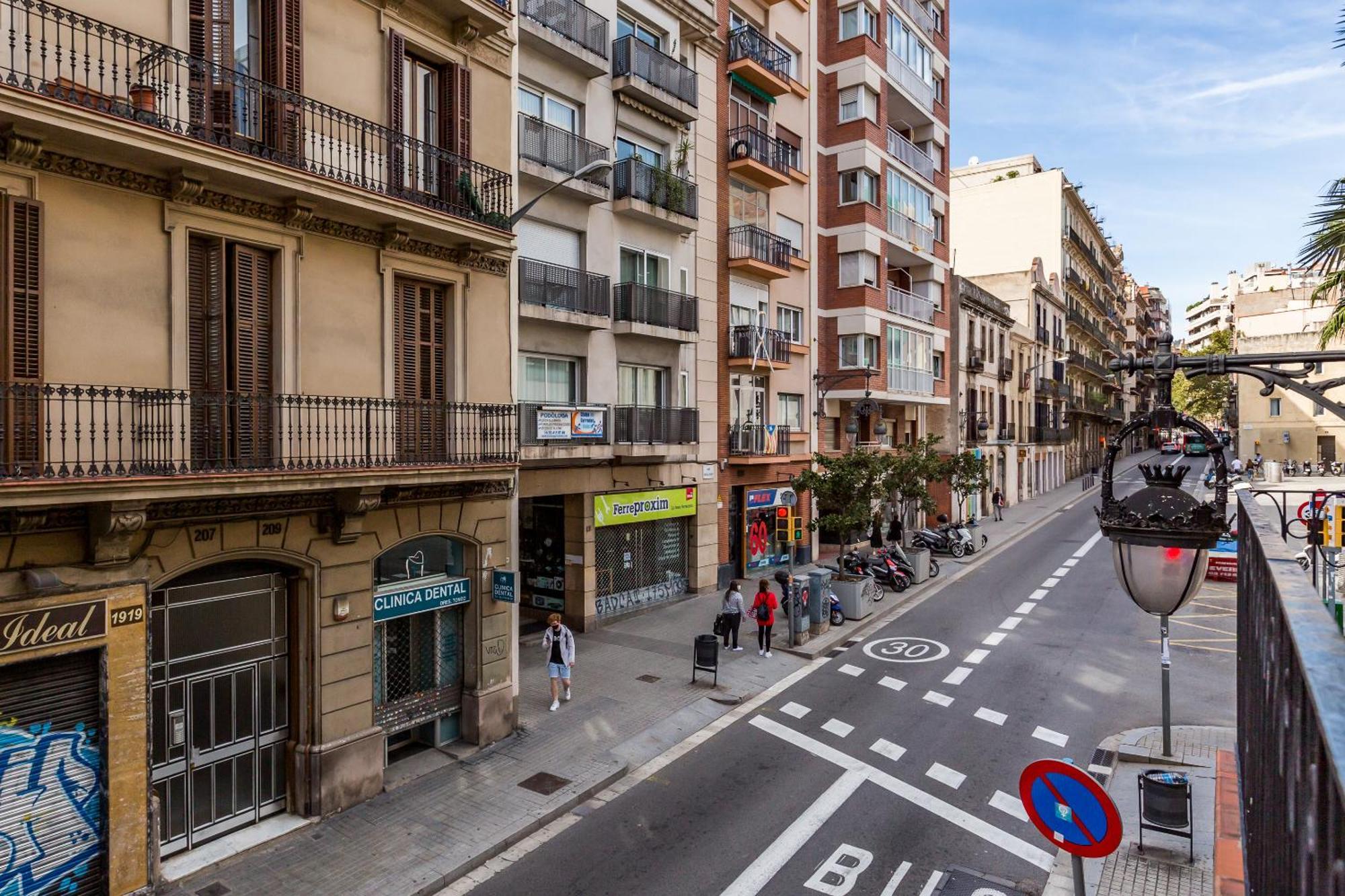 Appartement Grcia Charm Sunlit Terrace, Ac & Exposed Brick *